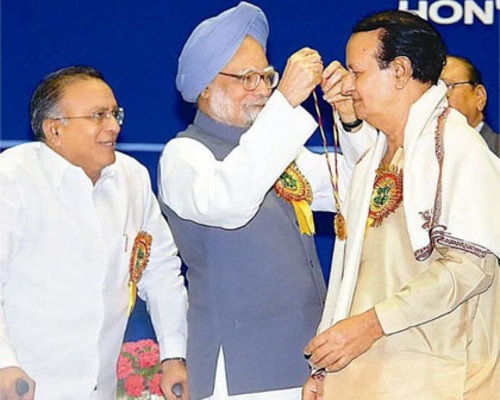 Prime Minister honors /presents Gold Medal to Seshendra : 2005 //http://seshendrasharma.weebly.com