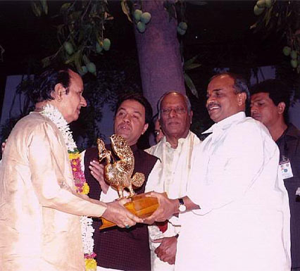 Chief Minister present Hansa Literary Award to Seshendra : 2005 // http://seshendrasharma.weebly.com