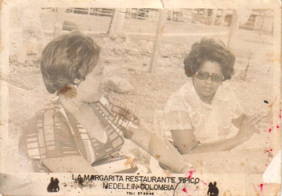 Bertha Garmers i su ruman Chichi Frida ku fakansi na Colombia